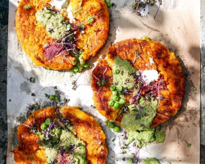 Die allerbesten veganen Puffer: Kürbis-Kartoffel-Puffer mit Erbsen-Auberginencreme