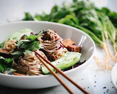 Soba-Nudelgericht mit krossem Tofu, Shiitake & Pak Choi