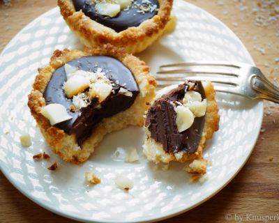 Kokosnuss-Macadamia-Törtchen mit einer zart schmelzenden Schokoladenfüllung (ganz ohne Mehl)