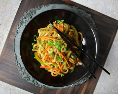 Asiatische Udon-Nudeln mit Gemüse