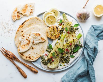 Gegrillter Fenchel mit Labneh und Oliven-Kräuter-Pesto