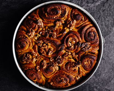 Saftige Kürbis-Zimtschnecken gefüllt mit süßer Kürbis-Nuss-Creme