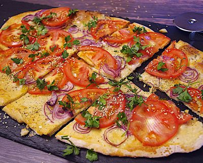 Sesam-Flammkuchen mit Tomaten-Carpaccio