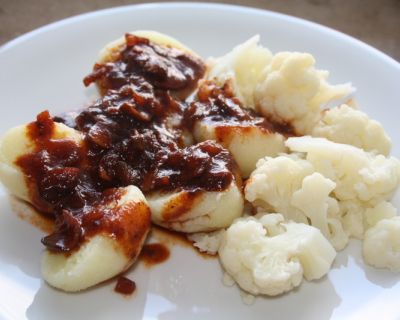 Knödel mit veganer Bratensauce und Tex-Mex-Hirse-Salat