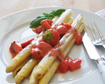 Weisser Spargel mit Erdbeer-Vinaigrette