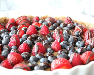Feine Vanille-Cashew-Tarte mit Sommerbeeren und Schoko-Drizzle (roh & glutenfrei)