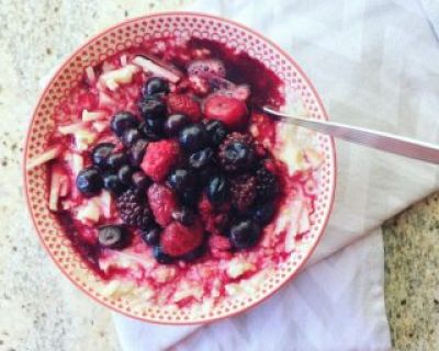 Schnelles Porridge mit warmen Beeren