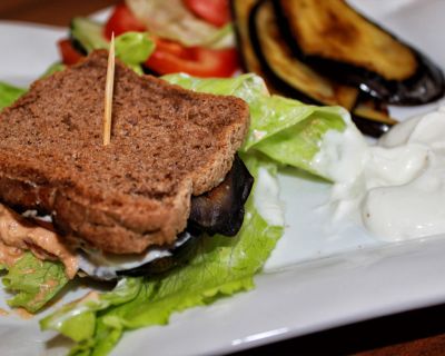 Glutenfreies Sandwich mit gebratenen Auberginen (Brot ist mit Zucker)