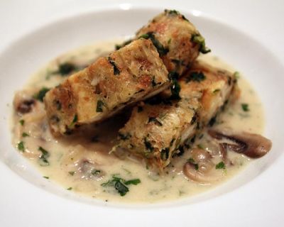 Veganer Spinatsemmelkloß mit Champignon-Weißwein-Soße