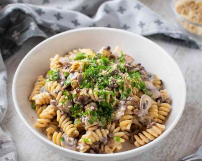Schnelle vegane Nudelpfanne mit Champignons und Linsen