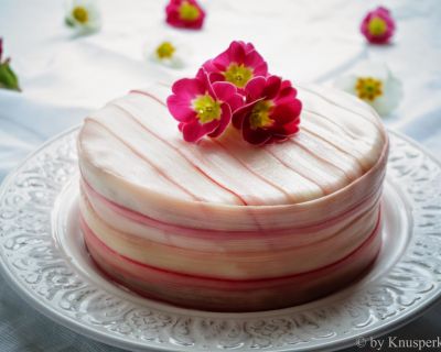 Rhabarber-Champagner-Torte mit Vanillecrème und Mandelbiskuit