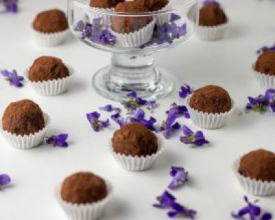 Veilchentrüffel – Schokoladentrüffel mit Veilchenblüten