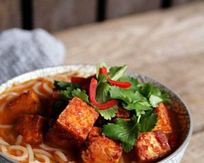 Thai-Curry-Nudelsuppe mit würzigem Tofu