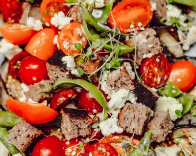 Saftiger Brotsalat mit knusprigem Pfannenbrot, Grillgemüse & Sommer-Vinegraite [glutenfrei, vegan]