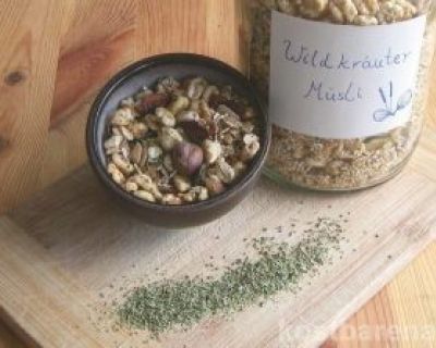 Frühstücks-Müsli mit Wildkräutern und Wildobst