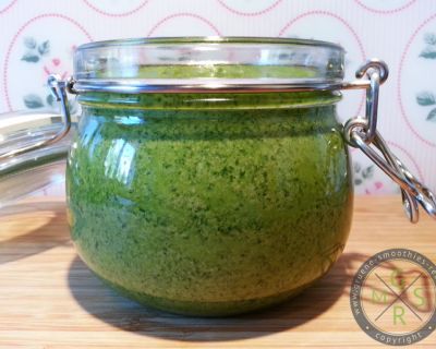 Veganes Petersilien-Walnuss-Pesto im Omniblend