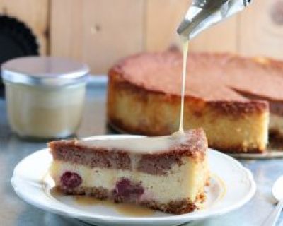 Marmor-Grieß-Käsekuchen mit Kirschen und Karamellsoßen-Topping