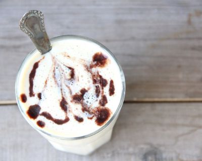 Banane-Erdnuss-Shake mit Schoko-Drizzle (aka: The Feel-Good-Shake)