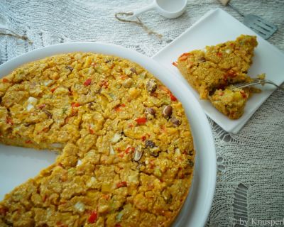 Kunterbuntes Cornbread mit Paprika, Tomate, Frühlingszwiebeln und Bohnen - vegan, glutenfrei