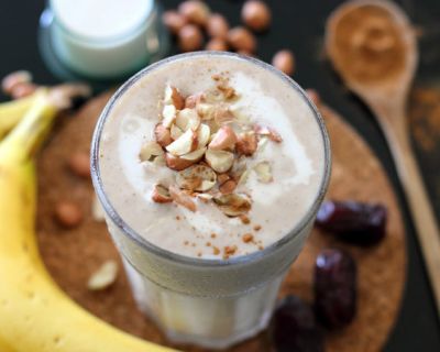 Cremiger Bananen-Erdnuss-Shake mit Kokosmilch
