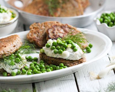 Herzhafte Dill-Pancakes mit Leinöl & knackigen Erbsen