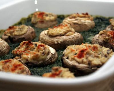 Gefüllte Champignons im Spinatbett