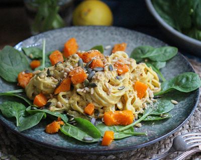Butternut-Pasta mit Spinat & Pinienkern-Parmesan