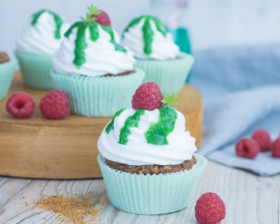 Kokosblüten-Cupcakes mit Waldmeisterpesto