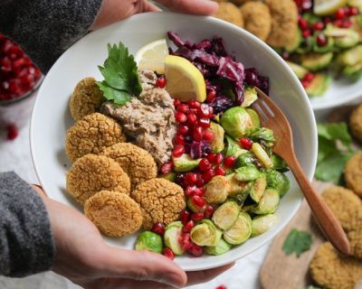 Christmas-Bowl mit Quinoa-Falafel-Bällchen & Maronenpaste