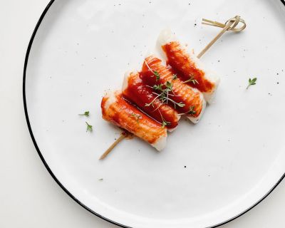 Koreanische Rice Cake Skewers mit würziger Gochujang-Glasur (Tteok-kkochi 떡꼬치)