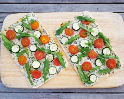 FLAMMKUCHEN TOMATE RUCOLA