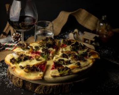 Weihnachtspizza mit Winterpilzen, Grünkohl und Preiselbeeren