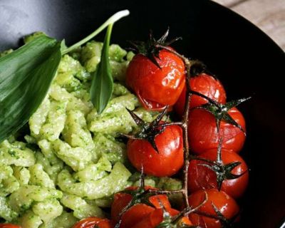 Spätzle mit Bärlauchpesto und Schmortomaten