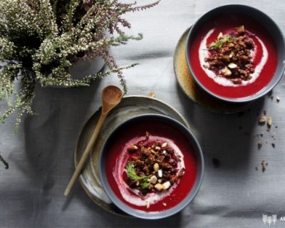 Rote Bete Suppe mit knusprigem Pumpernickel