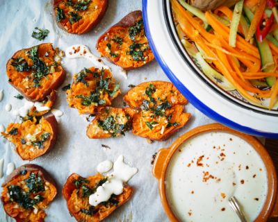 Mit Knoblauch und Kräutern geröstete Süsskartoffeln und asiatischem Mango-Gurkensalat und leichter Mayonnaise
