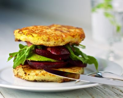 Kartoffelburger mit Roter Beete und Avocado