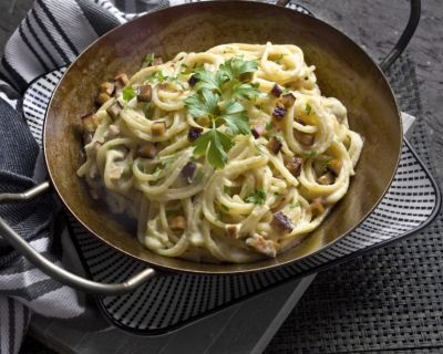 Vegane Zucchini-Carbonara mit Räuchertofu