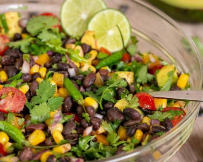 Leckerer Mexikanischer Salat mit schwarzen Bohnen – vegan & glutenfrei!