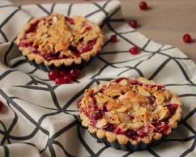 Rezept: Johannisbeertartelettes mit Mandelkruste