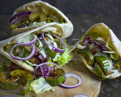 Geschmorte Gyros-Gurken in Pita-Taschen