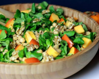 Wintersalat mit Kichererbsen, Kaki und Walnüssen