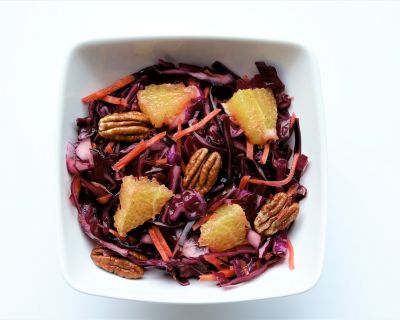 ROTKOHLSALAT MIT ORANGEN UND PEKANNÜSSEN