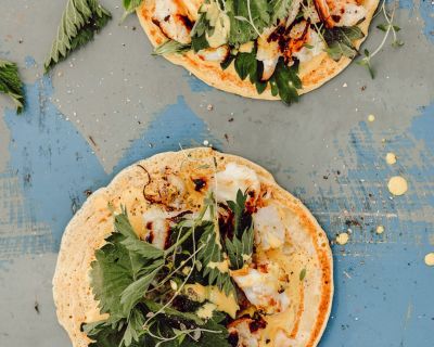 Glutenfreie Tortillas (easy peasy & gelingsicher!) mit Brennnesseln, Curry-Kurkuma-Dressing & gebratenem Blumenkohl