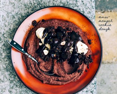 Nuss-Nougat Cookie Dough mit Haselnuss-Schoko-Rawnola und Schoko-Soße