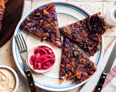 Rotkohl-Pancakes mit würzigem Tofu-Miso-Dip
