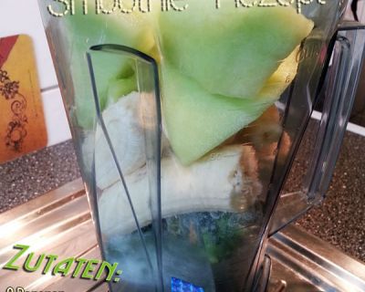 Grüner Smoothie mit Spinat, Banane und Galiamelone