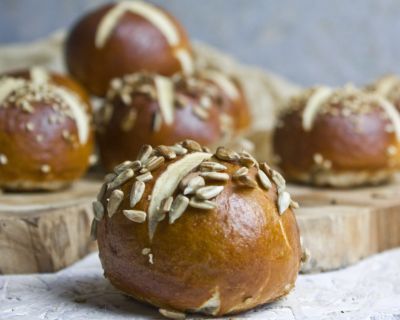 Ofenfrische vegane Laugenbrötchen