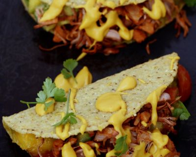 Mexikanische Tacos mit Avocado-Mango-Salat und Cheddarsauce [Taco Tuesday]