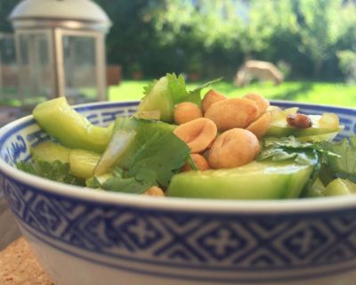 schneller Gurkensalat mit Erdnüssen und frischen Kräutern