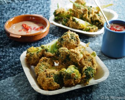 Knusprige Broccoliwings mit würzigem Tahina-Tomaten-Dip